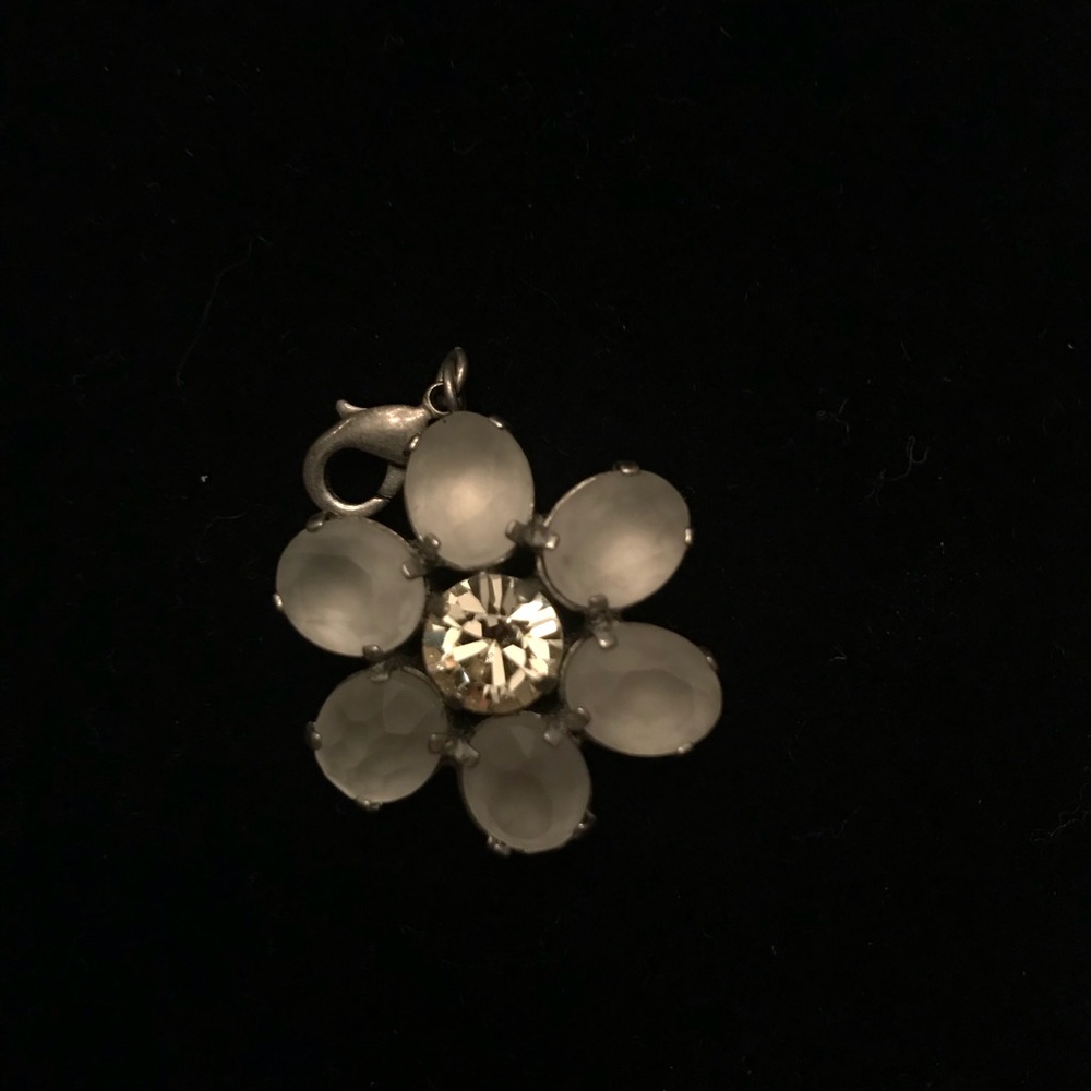 Sabika daisy pendant